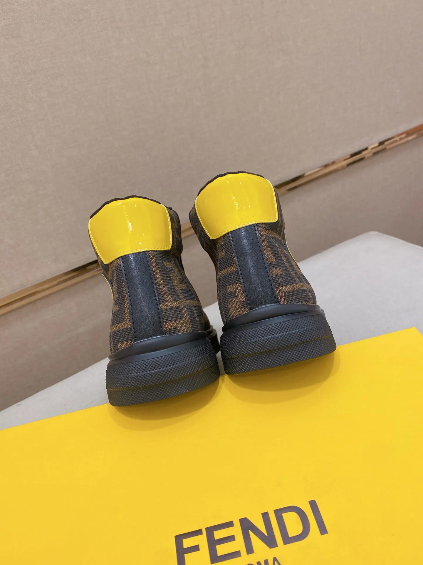 Men's shoes 420💰 (fendi) New high-top 👊🏻 upper 🇮🇹 imported cowhide fabric 🇩🇪 lining imported breathable mesh lining. The original outsole is molded to highlight the identity of every man, and the upper foot is elegant and stable🚶🏻🚶🏻The high-end custom counters reproduce the original version📯No matter the wind or rain, the shoe last remains unchanged and can withstand the verification of time🔍️,🔵 Size: 38-44